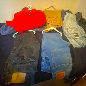 Trues, rocks Levi’s Tommy